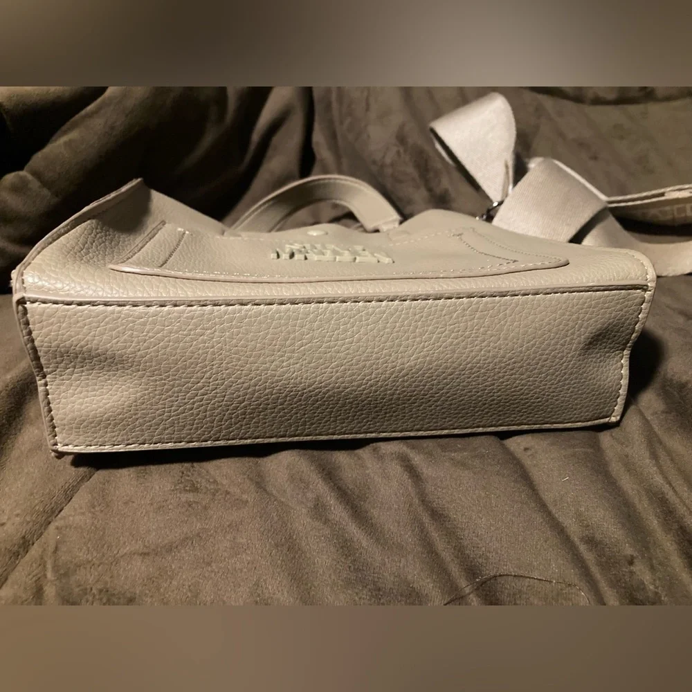 Steve Madden Beige Tote Bag with Strap, can be carried by hand or worn - Picture 4 of 11